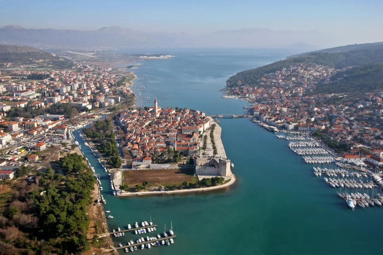 Holiday Apartment In Okrug Gornji With Terrace, Air Conditioning, Wifi, Washing Machine 5070-1 Trogir